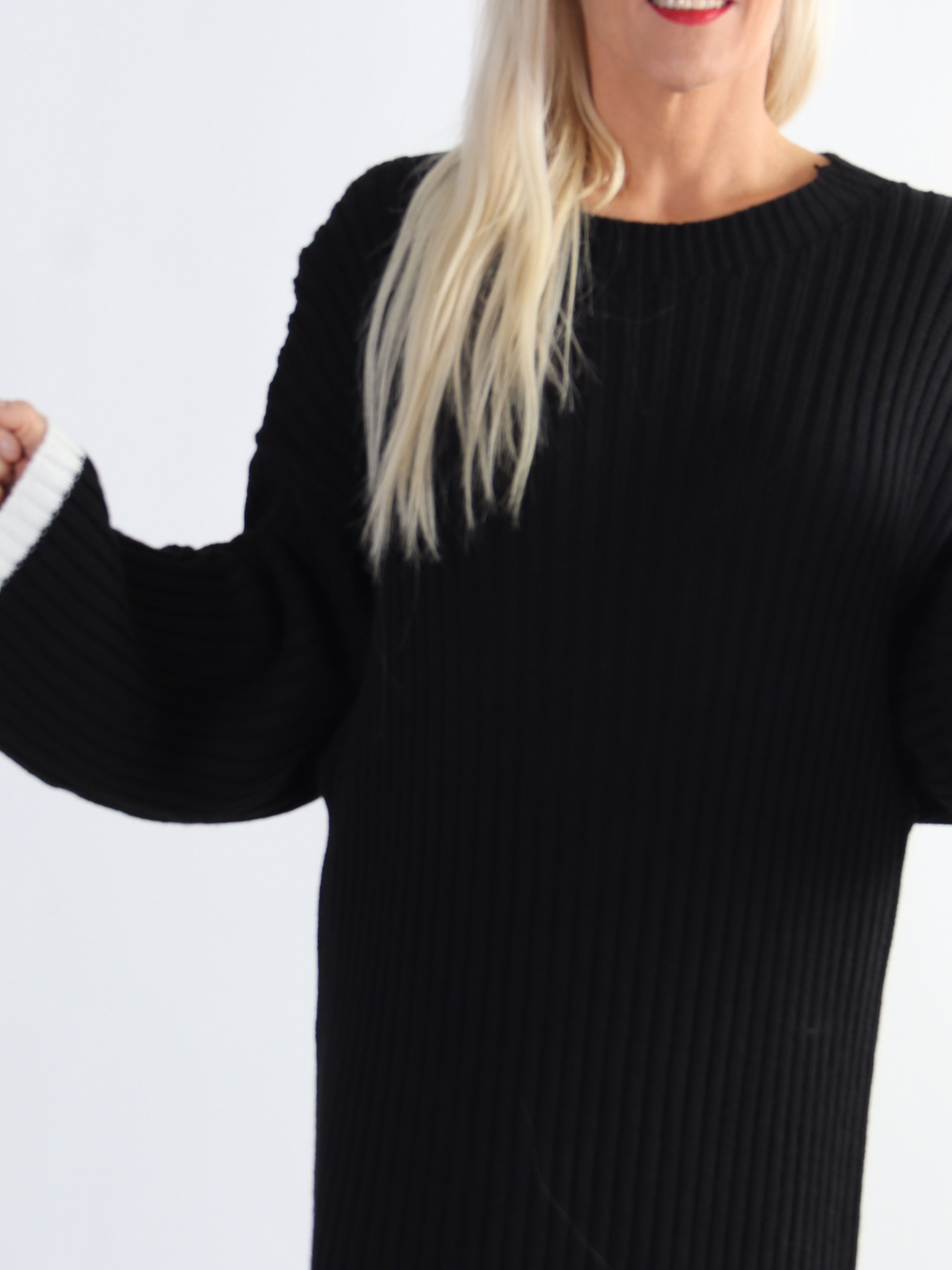 Ramona - Lång stickad klänning i plus size med färgade kanter
